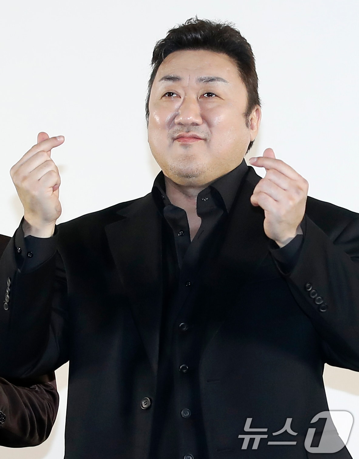 배우 마동석이 16일 오후 서울 강남구 메가박스 코엑스에서 열린 '범죄도시4' 흥행 감사 쇼케이스에서 하트를 그리고 있다. '범죄도시4'는 개봉 22일째인 지난 15일 오전 7시 30분(영진위 통합전산망 기준) 천만 관객을 넘어서며 한국영화 사상 최초 시리즈 트리플 천만을 기록했다. '범죄도시4'는 올해 최단기간 천만, 시리즈 최단기간 천만 돌파 기록도 세웠다. 더불어 1편부터 4편까지 통틀어 누적 관객 4천만을 기록, 한국 영화 시리즈 사상 최초 기록을 더했다. 2024.5.16/뉴스1 ⓒ News1 권현진 기자