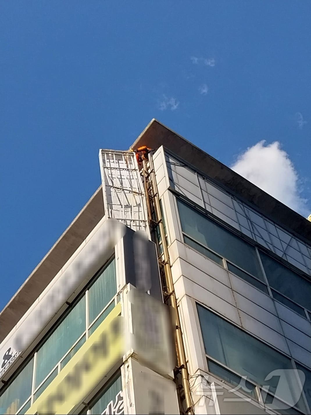 16일 오후 3시 37분쯤 해운대구 우동 한 건물에서 옥상 간판이 흔들려 소방이 안전조치를 하고 있다.(부산소방재난본부 제공)