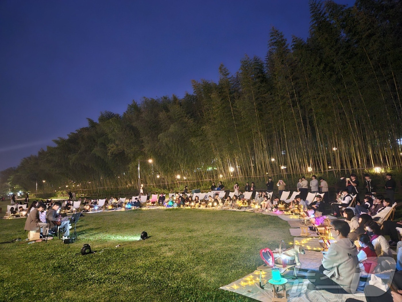 진주 &#39;남강 별밤 피크닉&#39; 행사 장면&#40;진주시 제공&#41;.