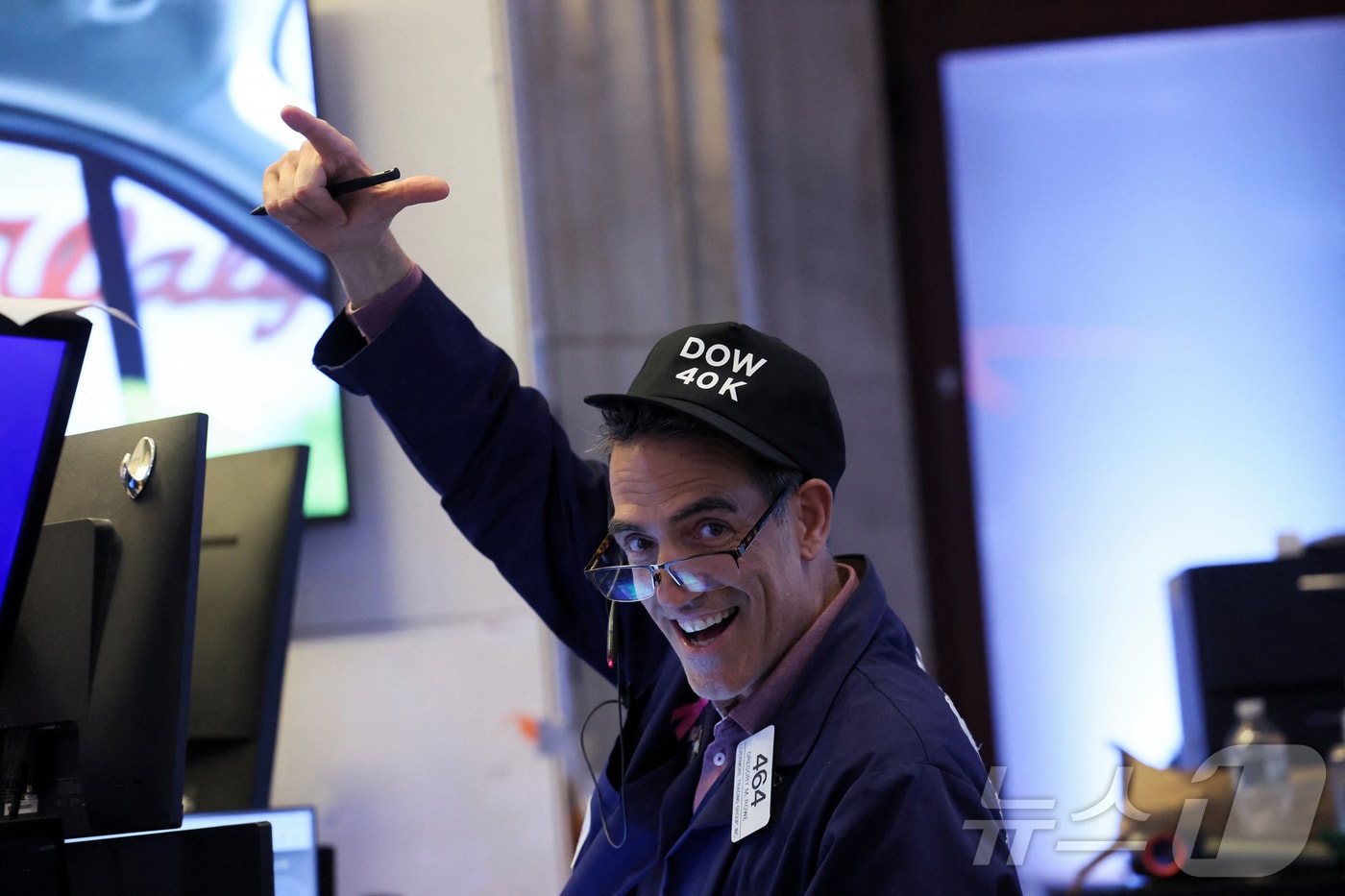 17일(현지시간) 다우가 4만을 돌파하자 미증시의 한 트레이더가 환호하고 있다. ⓒ 로이터=뉴스1
