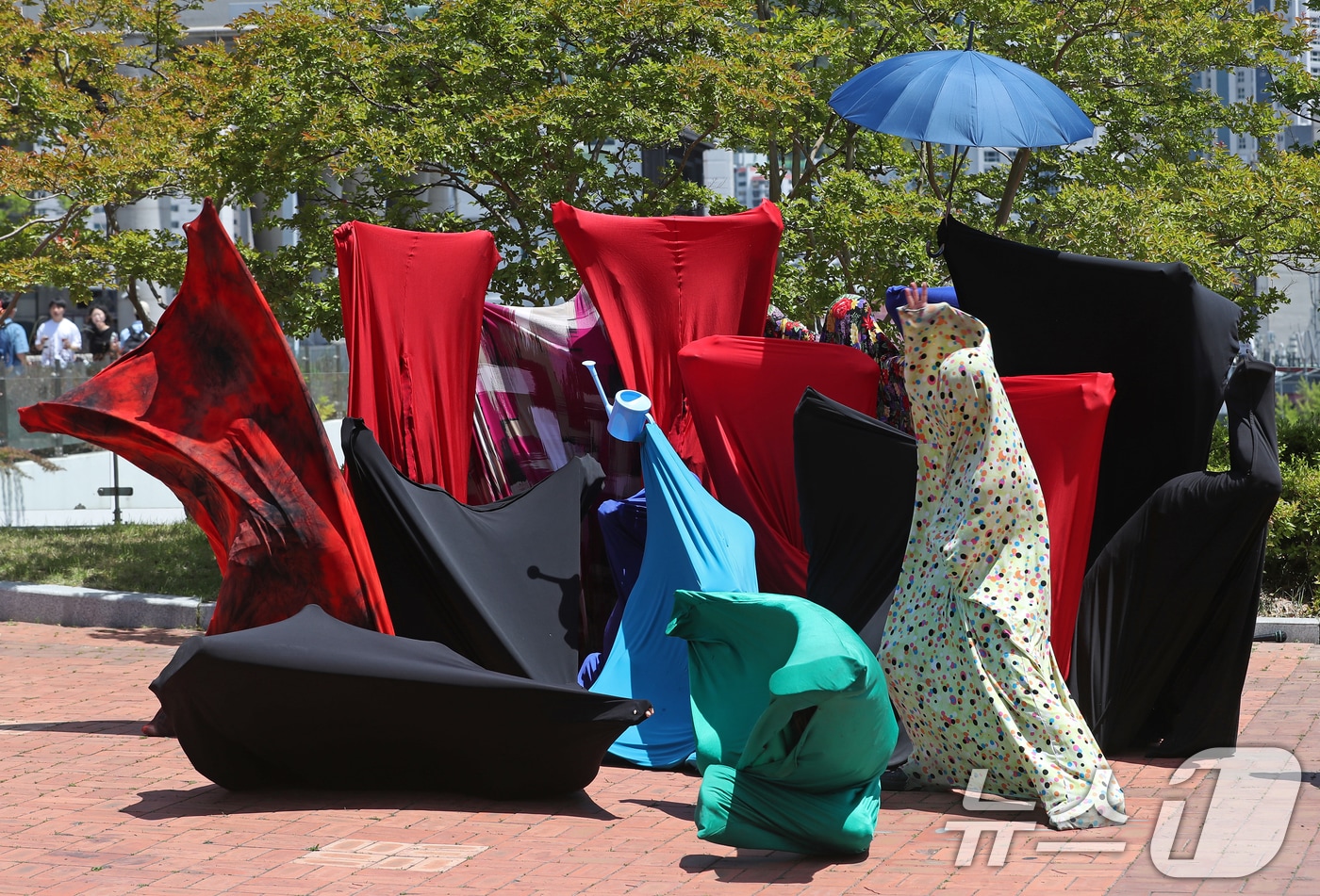 지난해 5월 부산 금정구 부산대학교 넉넉한터에서 열린 '2024 부산국제즉흥춤축제에서 부산대 무용학과 학생들이 바디삭스를 입고 공연을 펼치고 있다. 2024.5.17/뉴스1 ⓒ News1 윤일지 기자