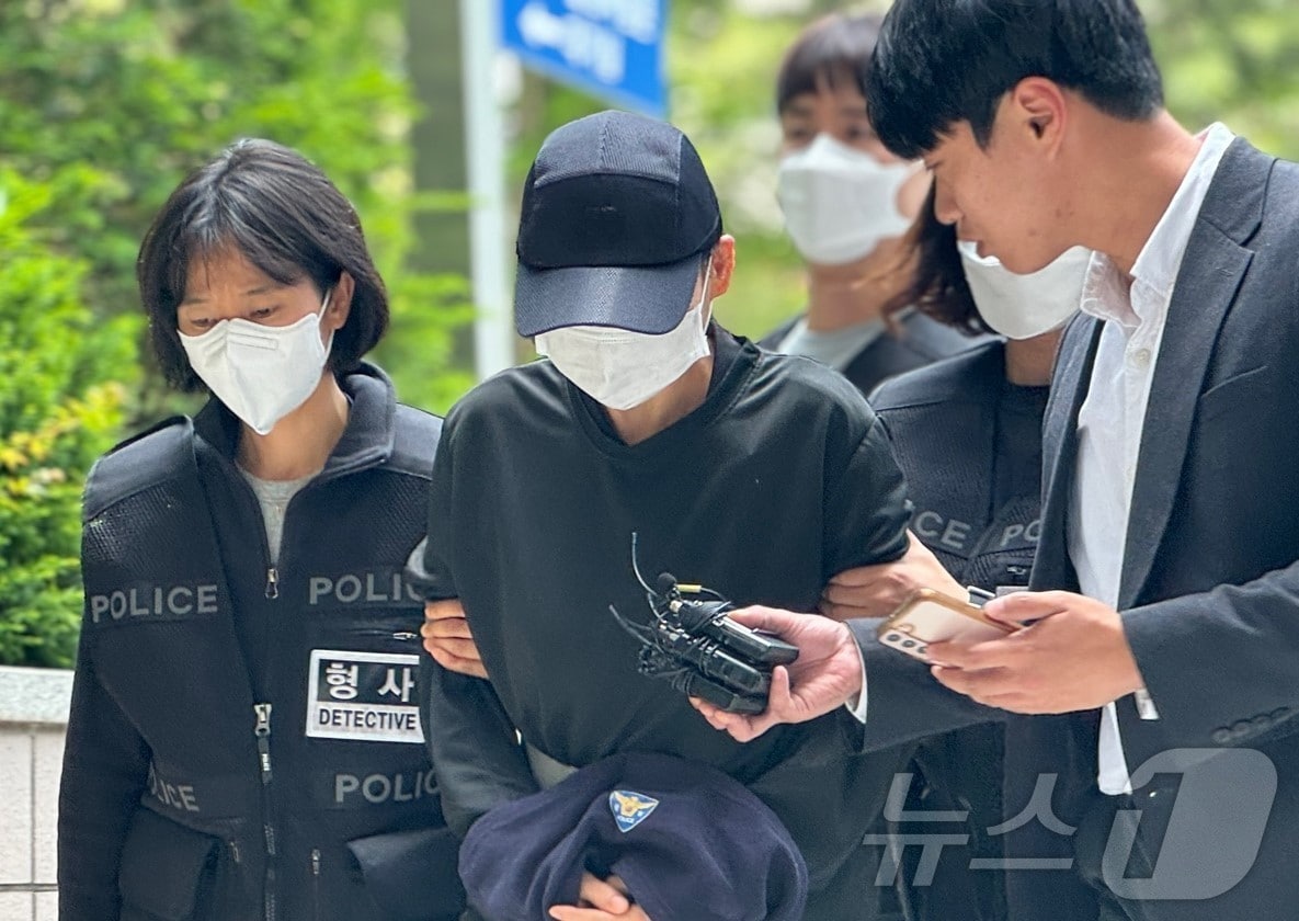 아동복지법상 아동학대 혐의를 받는 50대 여성 교인 A 씨가 18일 오후 인천 미추홀구 인천지법에서 열린 구속 전 피의자심문&#40;영장실질심사&#41;에 출석하고 있다. 2024.5.18/뉴스1 ⓒ News1 박소영 기자