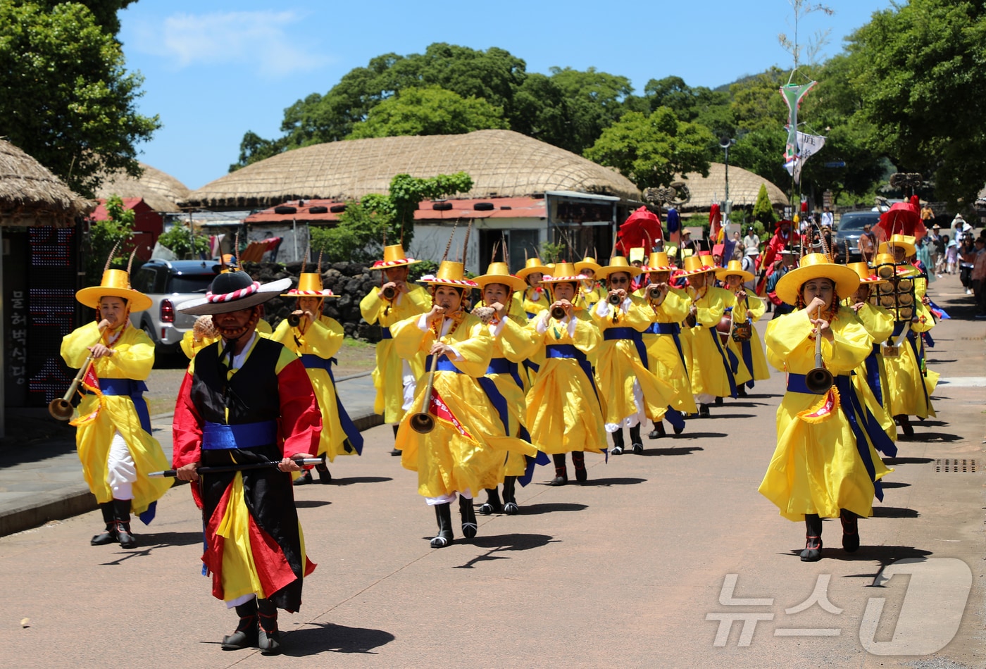 지난해 4월 18일 오후 제주 서귀포시 표선면 성읍민속마을에서 정의현감 행차 재현 행사가 열리고 있다.2024.5.18./뉴스1 ⓒ News1 오미란 기자