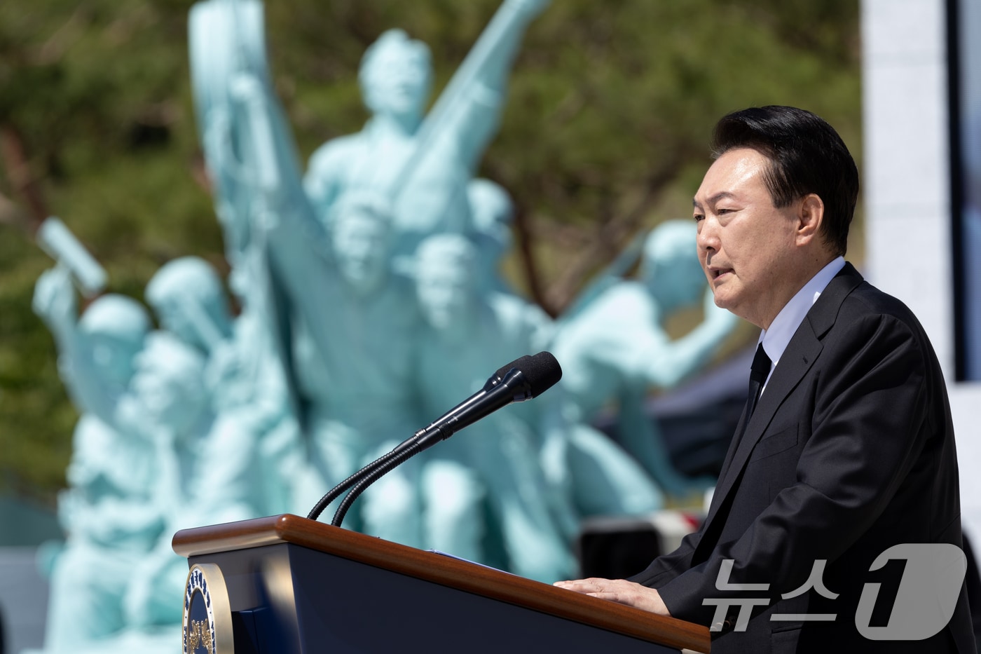 윤석열 대통령이 2024년 5월 18일 광주 북구 국립5·18민주묘지에서 열린 5·18민주화운동 제44주년 기념식에서 기념사를 하고 있다. (대통령실 제공) 2024.5.18 ⓒ 뉴스1 오대일 기자