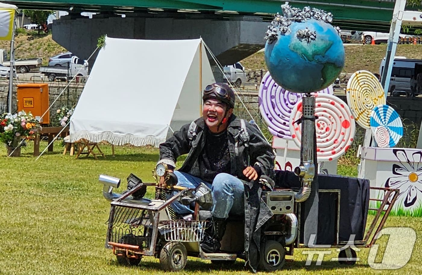 18일 성주 성밖숲에서 열린 '2024 성주생명·참외문화축제장 어린이 상상 놀이터에서 초대형 동물 피규어 인형극이 펼쳐지고 있다. 2024.5.18/뉴스1 ⓒ News1 정우용 기자