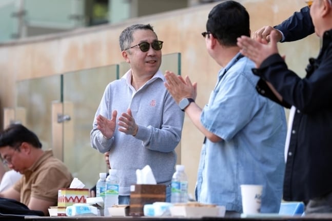 두산 베어스 구단주인 박정원 두산그룹 회장이 18일 서울 잠실구장에서 열린 롯데-두산전을 관람했다. (두산 베어스 제공)