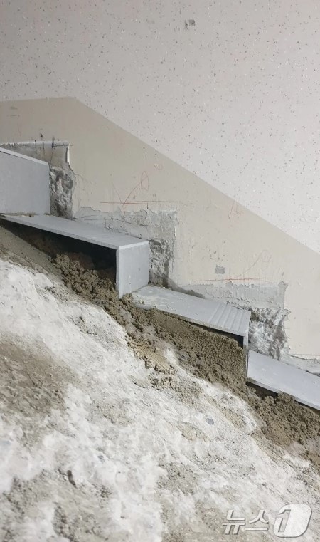 준공을 앞둔 대구의 한 아파트에서 공사 업체가 계단 높이 규격을 맞추기 위해 무리한 보수공사를 한 것이라고 입주 예정자들이 주장한 현장 사진. (온라인 커뮤니티 갈무리)/뉴스1