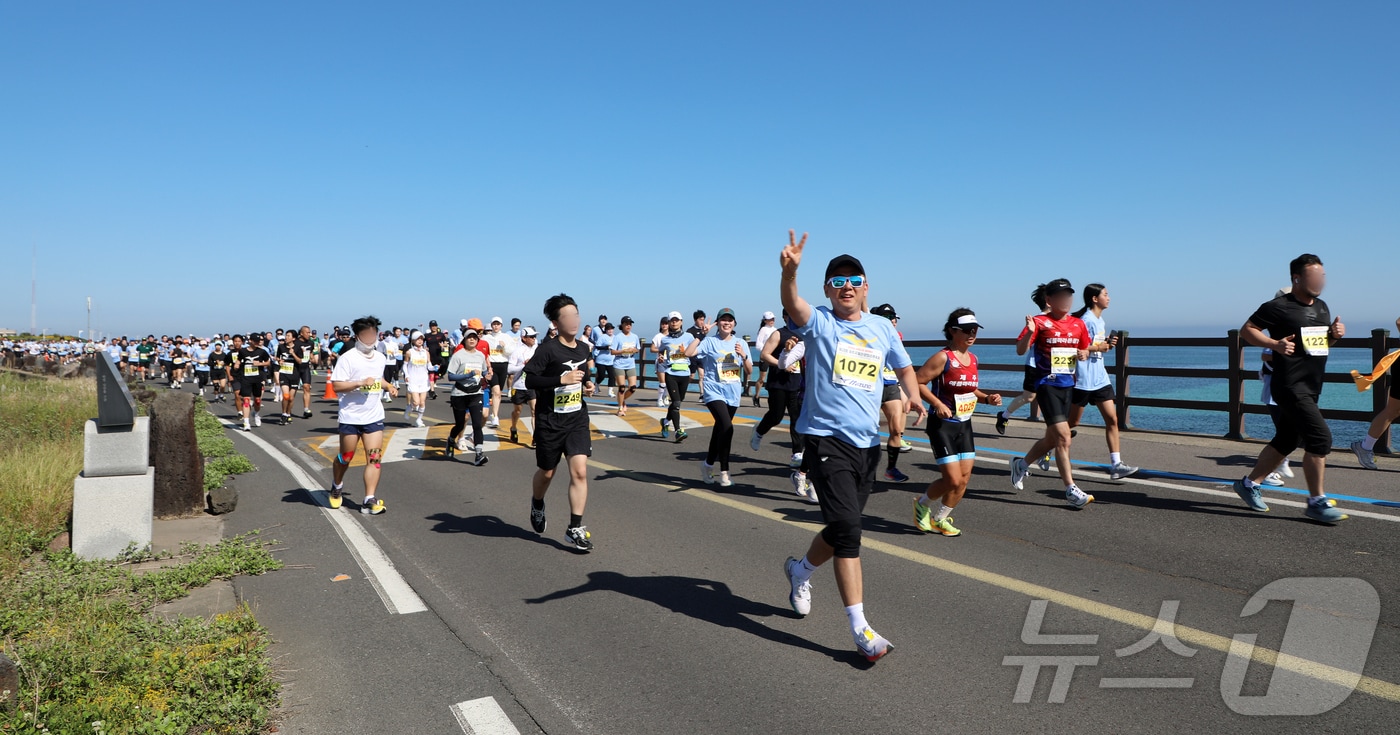 제주특별자치도가 주최하고 사단법인 제주특별자치도관광협회가 주관으로 열린 '제28회 제주국제관광마라톤축제' 참가자들이 제주시 구좌읍 해맞이해안로를 달리고 있다. 2024.5.19./뉴스1 ⓒ News1 오미란 기자