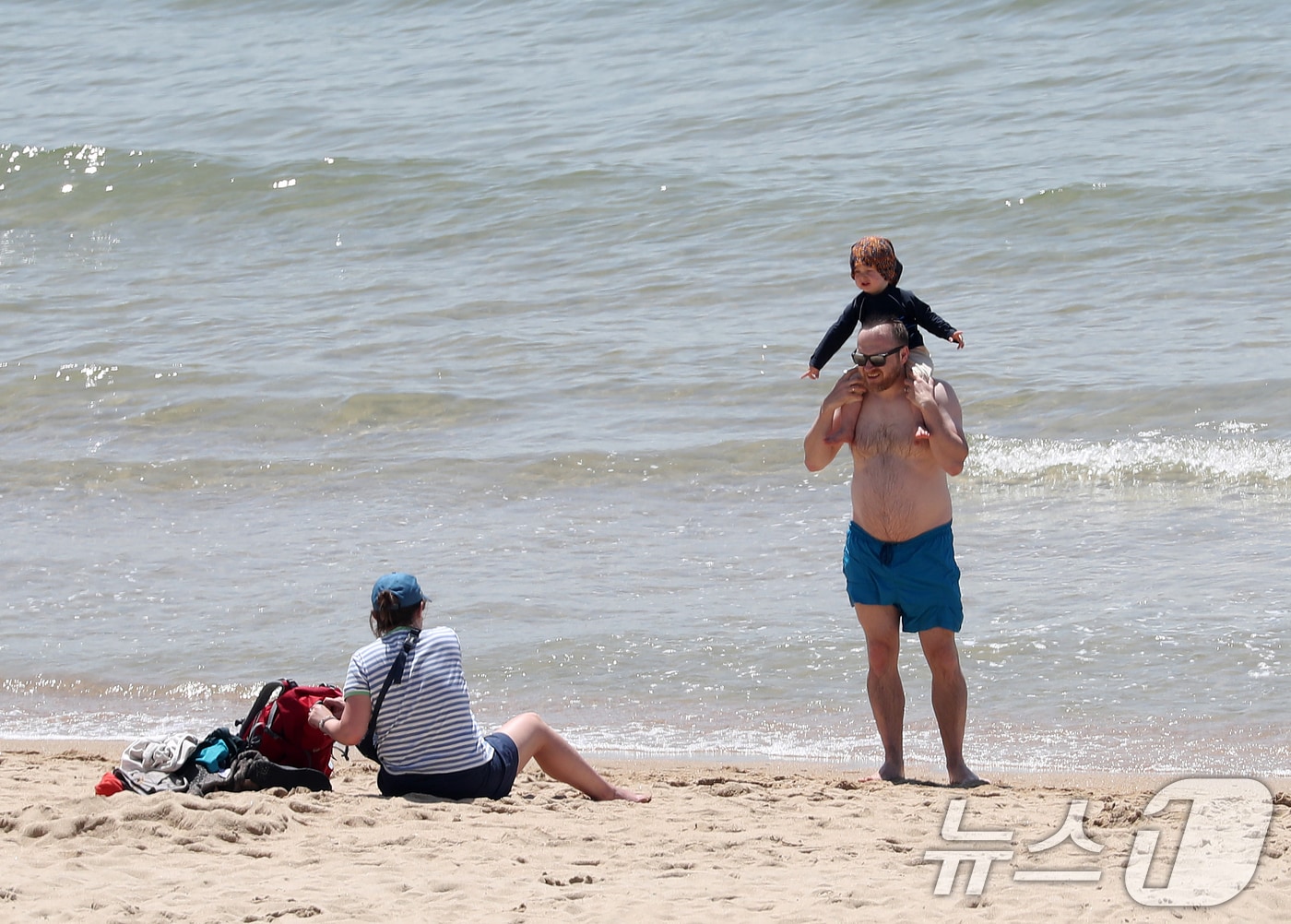 초여름 날씨를 보인 5월19일 부산 해운대해수욕장을 찾은 외국인 가족이 물놀이를 즐기고 있다. 2024.5.19/뉴스1 ⓒ News1 윤일지 기자