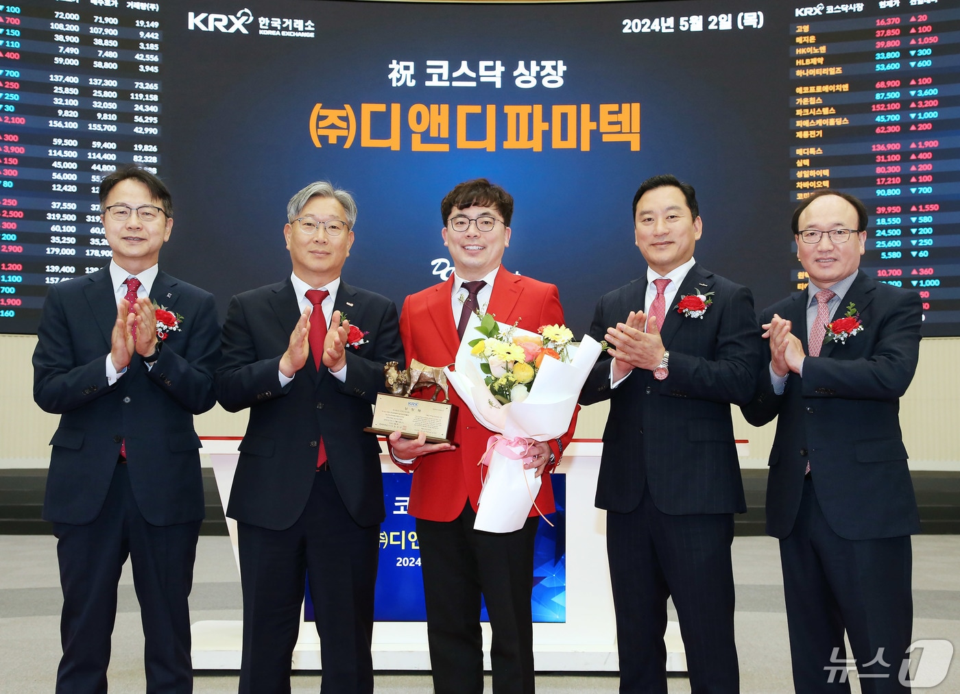 2일 오전 서울 영등포구 한국거래소에서 열린 디앤디파마텍 코스닥시장 상장기념식에서 김대영 한국IR협의회 부회장(왼쪽부터), 홍순욱 한국거래소 코스닥시장본부장, 이슬기 디앤디파마텍 대표이사, 김성환 한국투자증권 대표이사, 강왕락 코스닥협회 부회장이 기념촬영을 하고 있다. (한국거래소 제공) 2024.5.2 ⓒ 뉴스1