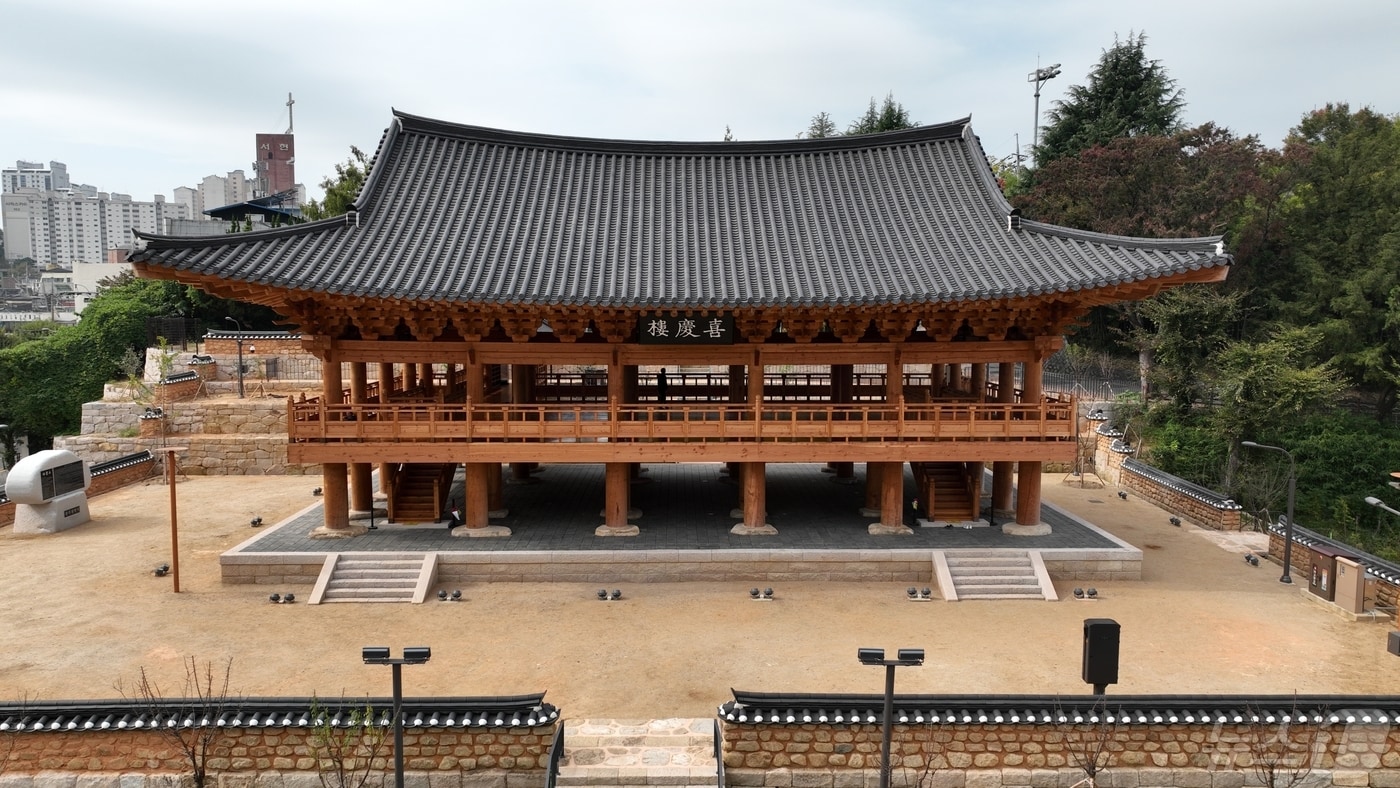 광주공원에 중건된 '희경루' (광주문화재단 제공)  뉴스1