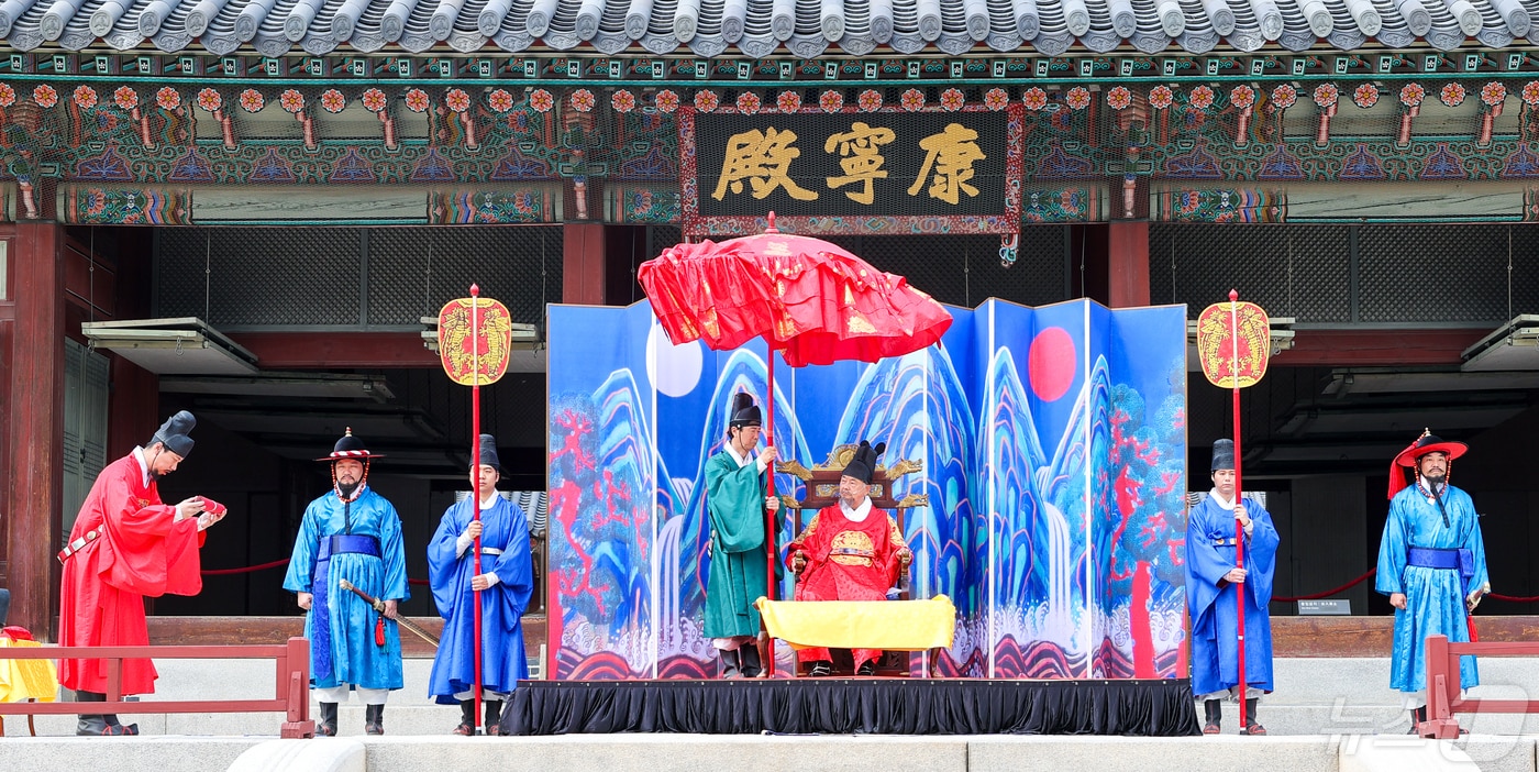 4월 30일 서울 경복궁에서 열린 '세종대왕자 태실 태봉안 의식 재현행사' 모습.(성주군 제공) 2024.5.2/뉴스1