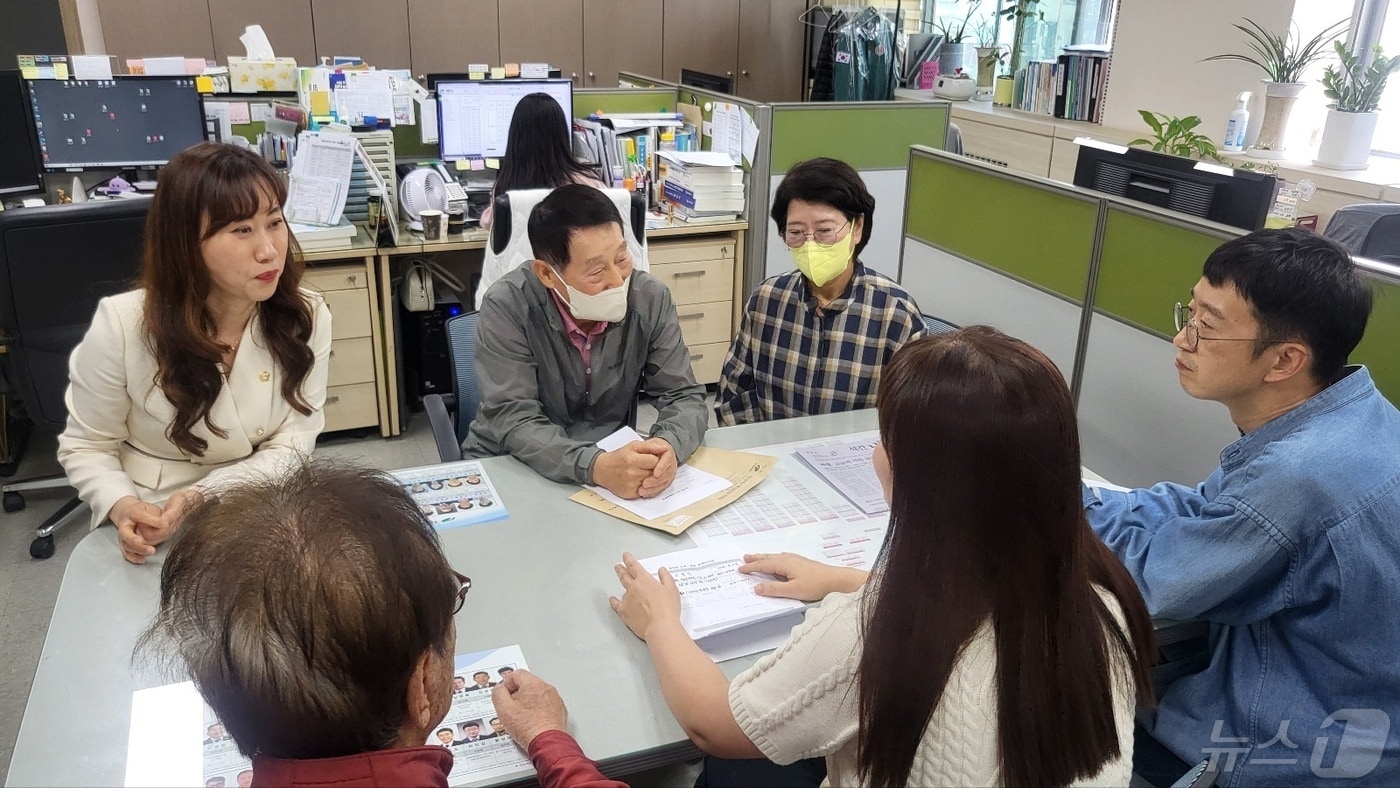 2일 오후 2시 대구 북구 칠성개시장 상인들이 북구보건소를 방문해 영업 신고 관련 절차에 대해 항의를 하고 있다.2024.5.2/뉴스1 ⓒ News1 이성덕 기자