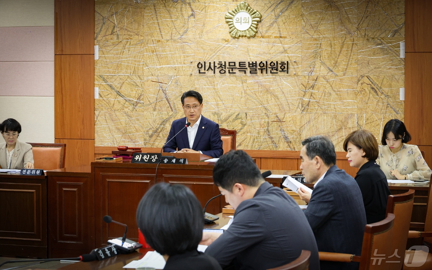  2일 김해시의회 인사청문특별위원회가 김재원 김해연구원 원장 임용후보자에 대한 인사청문회 결과보고서를 의결하고 있는 장면&#40;김해시의회 제공&#41; 