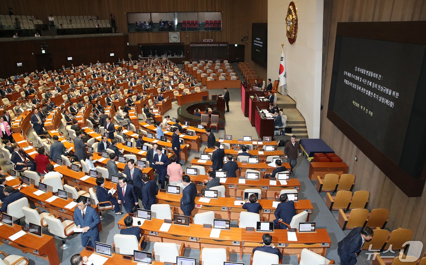 국민의힘 의원들이 지난 2일 서울 여의도 국회에서 열린 제414회국회&#40;임시회&#41; 제1차 본회의에서 &#39;채상병특검법&#39;&#40;순직 해병수사 방해 및 사건 은폐 등의 진상규명을 위한 특별검사의 임명 등에 관한 법률안&#41;이 추가상정 되자 본회의장을 나가고 있다. 2024.5.2/뉴스1 ⓒ News1 임세영 기자