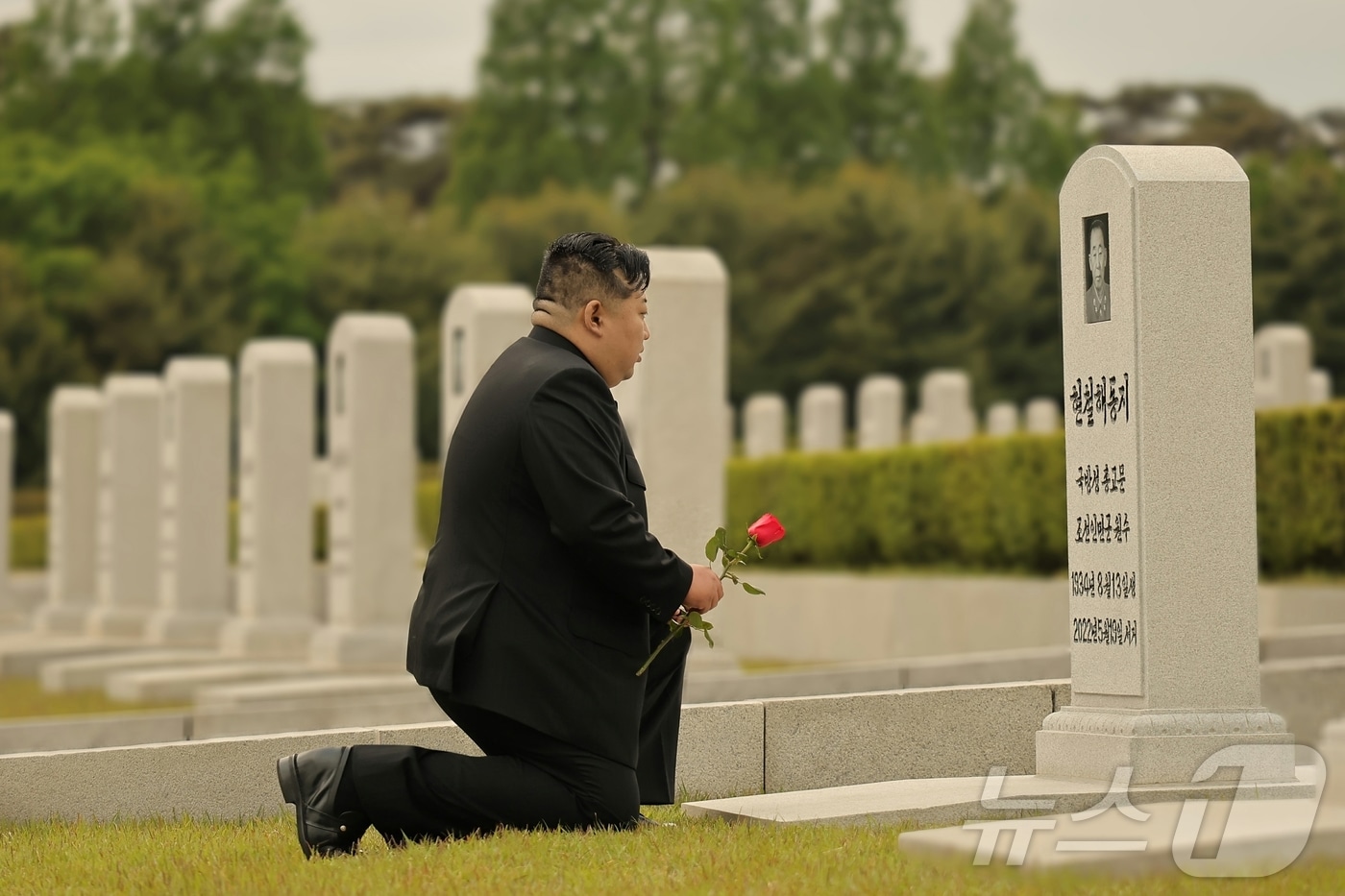 (평양 노동신문=뉴스1) = 북한 노동당 기관지 노동신문은 김정은 총비서가 지난 19일 현철해 사망 2주기를 맞아 신미리애국열사릉을 방문해 묘소에 꽃송이를 진정했다고 20일 보도했다. [국내에서만 사용가능. 재배포 금지. DB 금지. For Use Only in the Republic of Korea. Redistribution Prohibited] rodongphoto@news1.kr