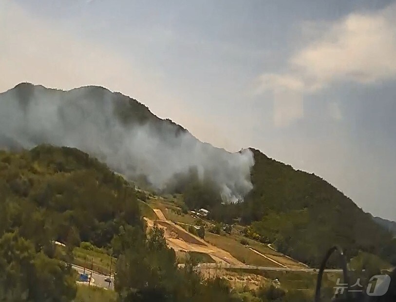 20일 오전 11시 29분쯤 전남 보성군 겸백면 야산에서 불이 나 연기가 피어오르고 있다.&#40;산림당국 제공&#41;2024.5.20/뉴스1 ⓒ News1