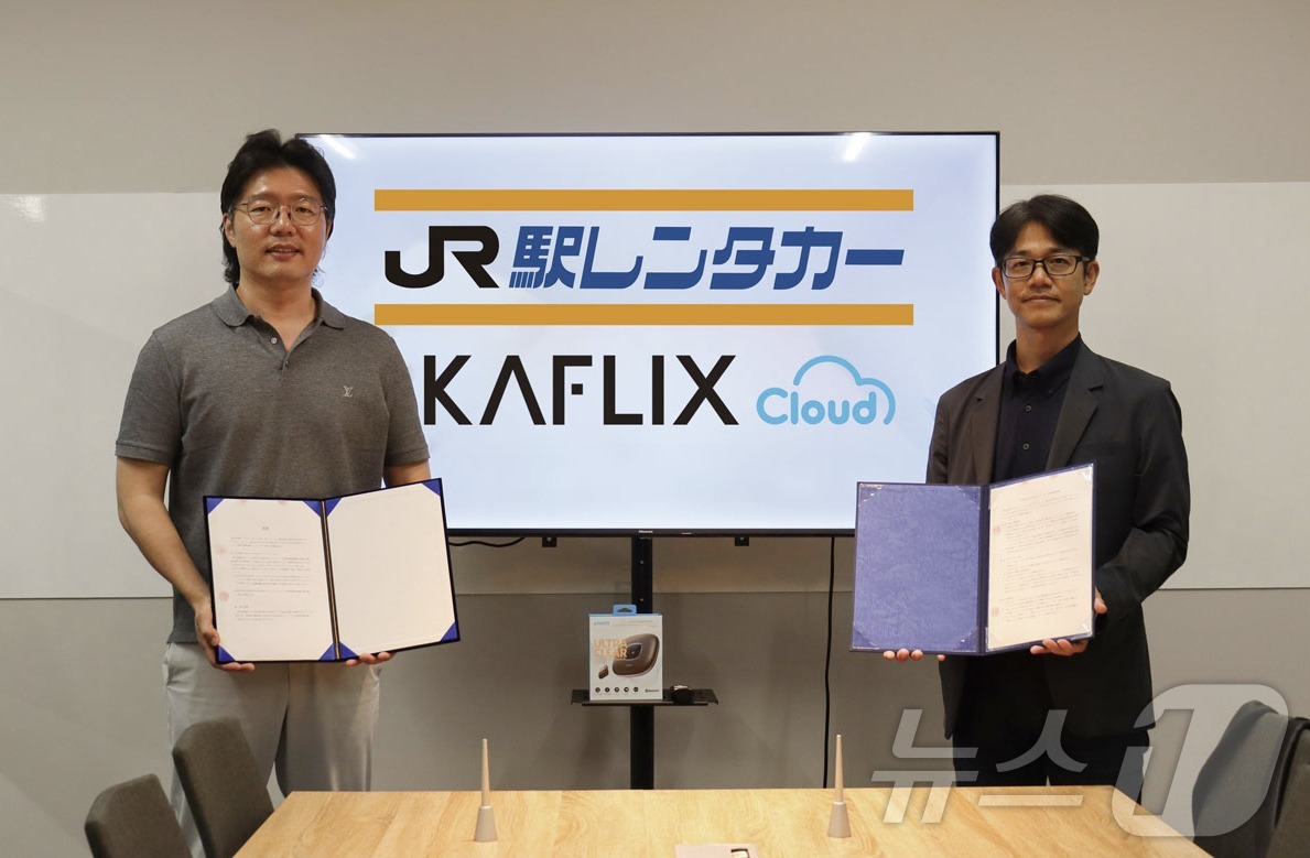 캐플릭스 일본법인 신정민 대표(왼쪽)과 JR역렌터카 시스템 니시노 다카시 영업부장이 최근 일본 현지에서 계약 체결 후 기념촬영을 하고 있다.(캐플릭스 제공)