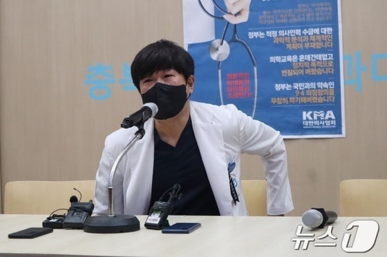 김석원 충북대학교 정형외과 교수가 지난달 29일 기자회견을 열고 사직의 변을 밝히고 있다./뉴스1