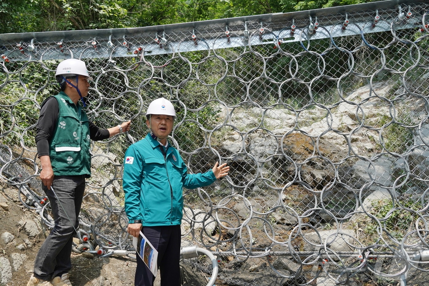 남성현 산림청장&#40;맨 오른쪽&#41;이 경남 거창군 신원면 산사태 피해 현장을 찾아 복구 진행 상황을 점검하고 있다.&#40;산림청 제공&#41;/뉴스1 