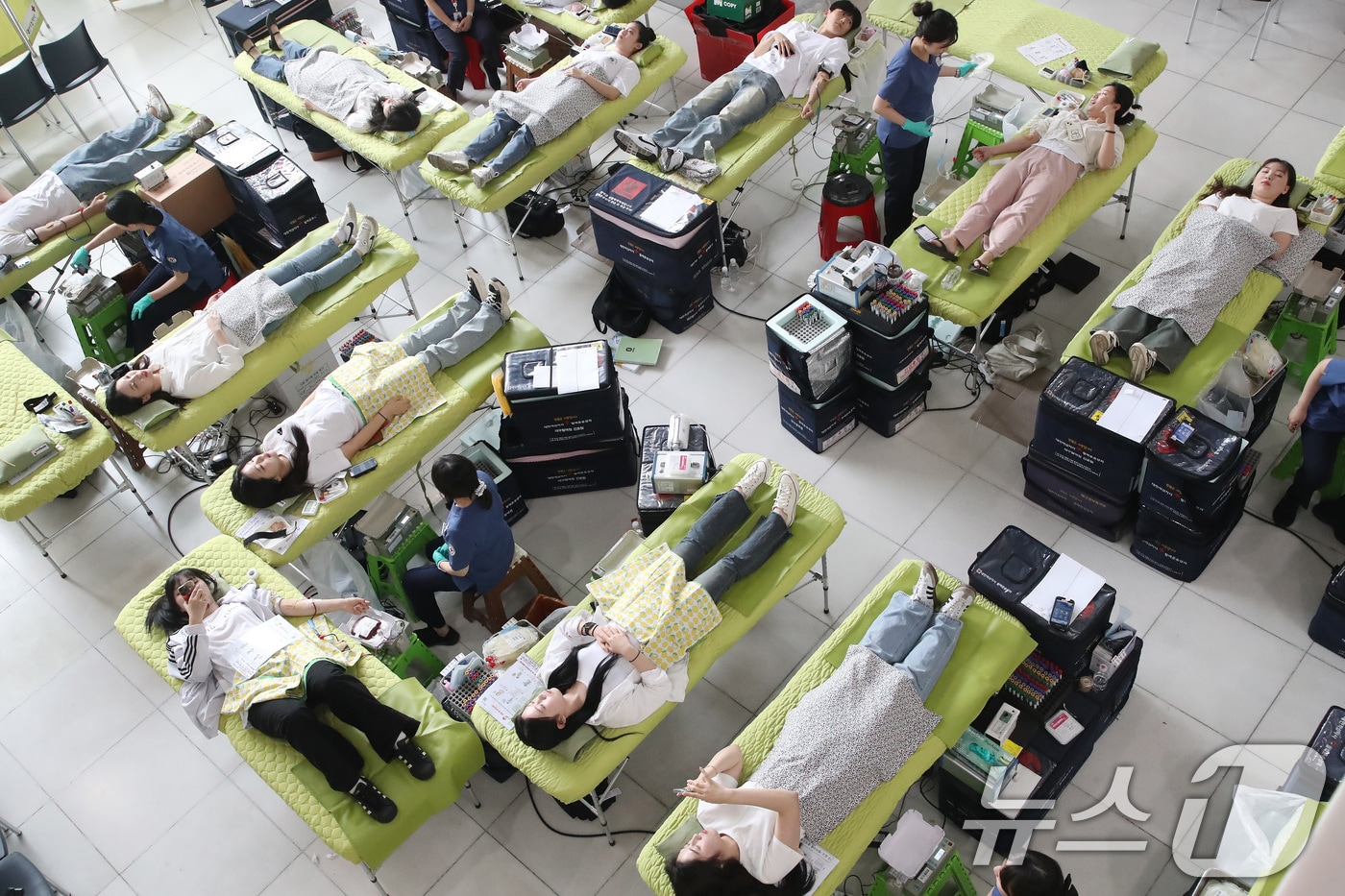 지난해 5월 대구보건대에서 열린 '제26회 헌혈 사랑 나눔 축제' 현장을 찾은 학생들이 헌혈에 동참하는 모습. 2024.5.21/뉴스1 ⓒ News1 공정식 기자