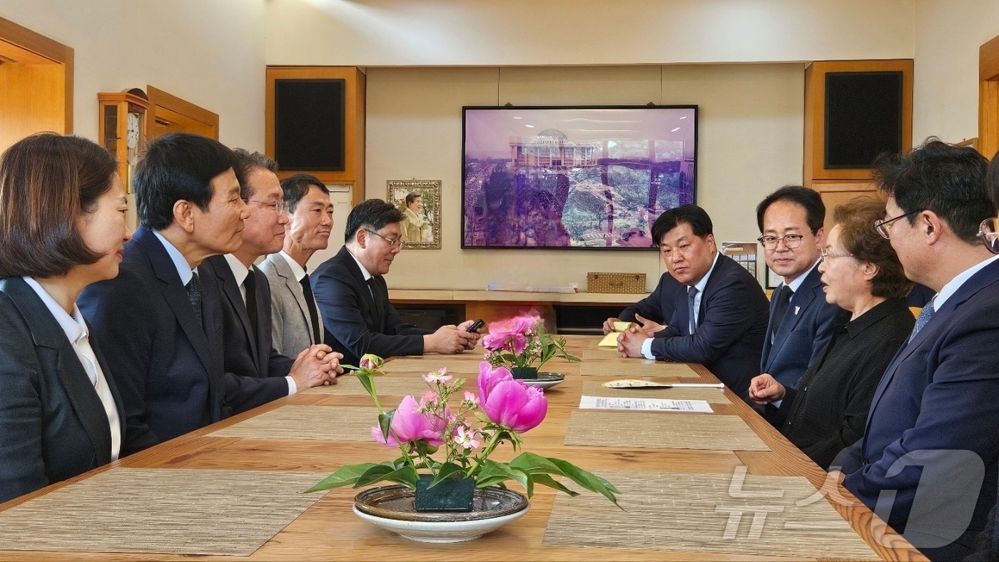 더불어민주당 대구시당은 21일 경남 김해 봉하마을을 찾아 노무현 전 대통령을 추모하고 권양숙 여사를 예방했다. &#40;민주당 대구시당 제공&#41; 2024.5.21/뉴스1