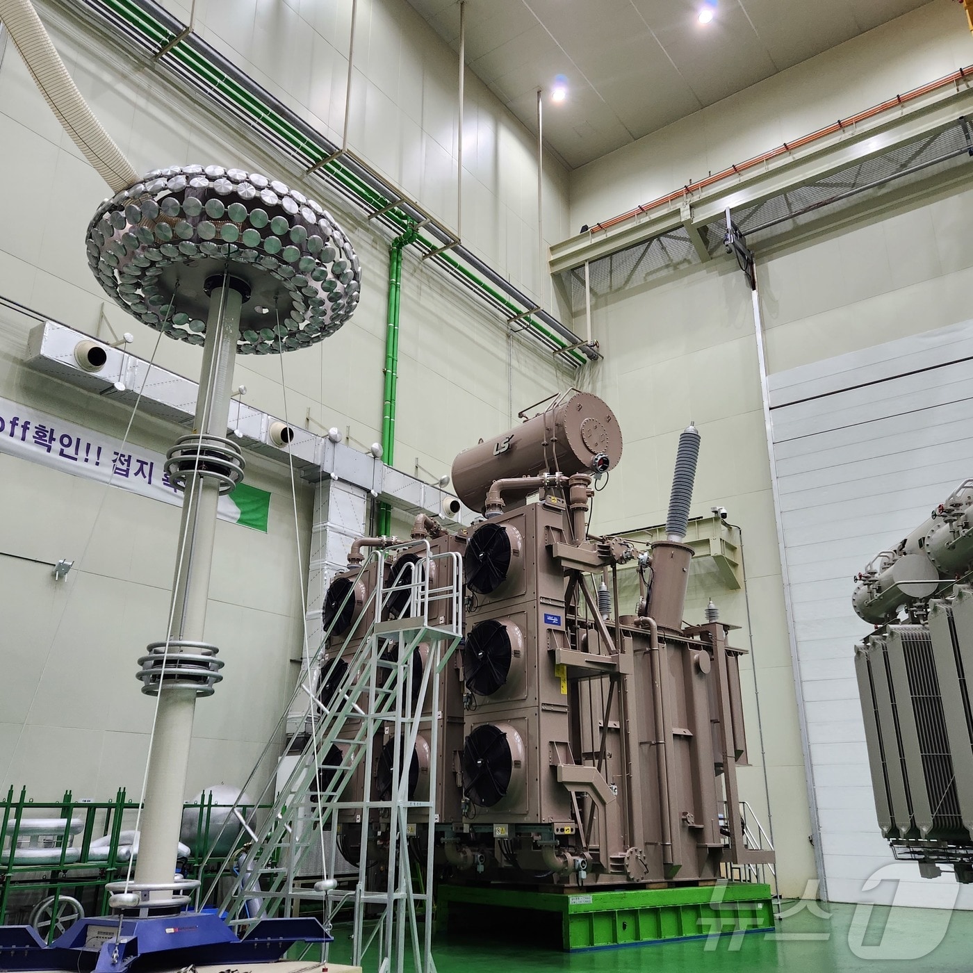 LS ELECTRIC 부산사업장에서 초고압 변압기 수출을 앞두고 최종 시험을 진행하고 있다.(LS일렉트릭 제공)