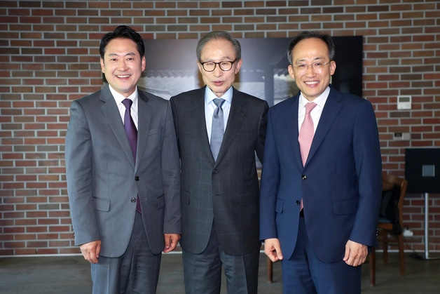 2024년 5월 31일 당시 국민의힘 추경호 원내대표와 장동혁 원내수석대변인이  서울 강남구 이명박 전 대통령 사저를 찾아 이 전 대통령을 예방하고 있다.(국민의힘 제공) 2024.5.21/뉴스1 ⓒ News1 구윤성 기자