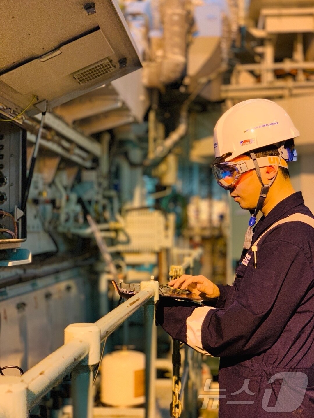 HD스마트케어(SmartCare) 부산 센터 직원이 선박 방문 점검 서비스를 제공하고 있다.(HD현대 제공)