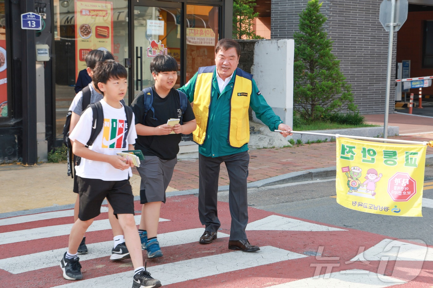 이승화 산청군수가 22일 산청초등학교 앞에서 등굣길 안전도우미 활동을 하고 있다&#40;산청군 제공&#41;. 2024.5.22