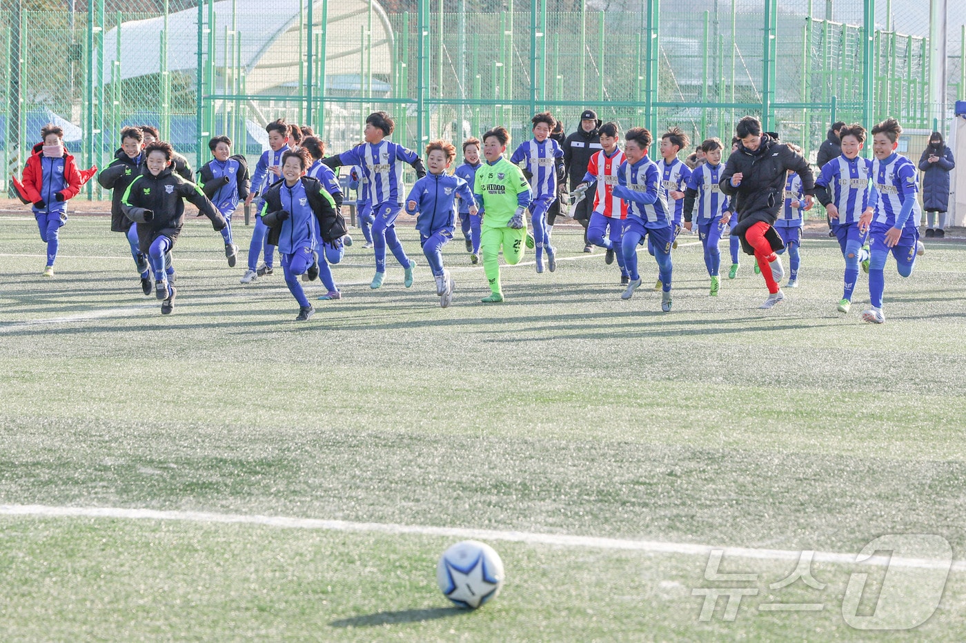 산청축구스포츠클럽 회장배 전국 유소년 축구대회 장면&#40;산청군 제공&#41;.