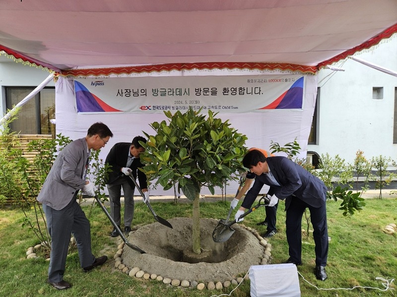 함진규 한국도로공사 사장&#40;왼쪽&#41;이 방글라데시 현장에서 협력 증진을 위한 식수 행사를 하고 있다. /한국도로공사 제공 