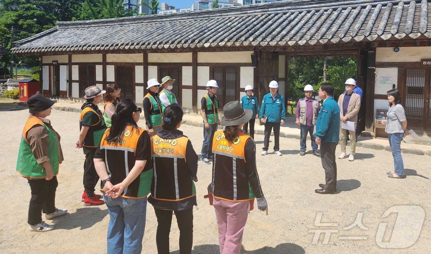 최재성 계룡부시장이 사계고택 집중안전점검 후 강평하고 있다. (계룡시 제공) /뉴스1