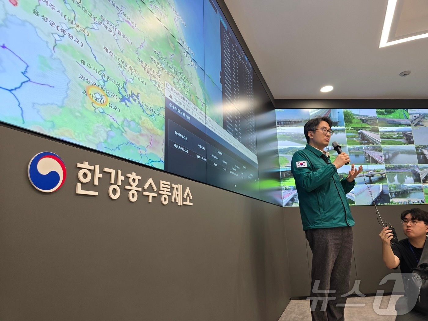 김구범 환경부 한강홍수통제소장이 서울 서초구 한강홍수통제소 홍수상황실에서 AI 홍수예보시스템을 시연하며 홍수 예보체계를 설명하고 있다. 2024.5.22/뉴스1 ⓒ News1 황덕현 기후환경전문기자