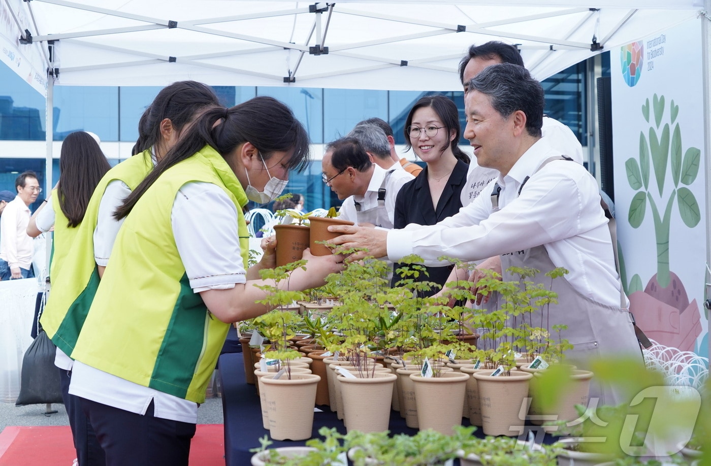 남성현 산림청장(오른쪽)이 세계 생물다양성의 날을 맞아 자생식물 나눔행사를 하고 있다.(산림청 제공)/뉴스1 