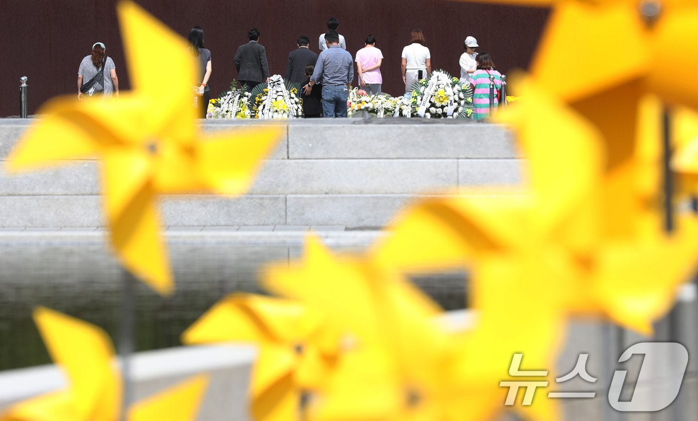 고&#40;故&#41; 노무현 전 대통령 서거 15주기 추도식을 하루 앞둔 22일 오후 경남 김해 봉하마을을 찾은 시민들이 노 전 대통령 묘역을 참배하고 있다. 2024.5.22/뉴스1 ⓒ News1 윤일지 기자