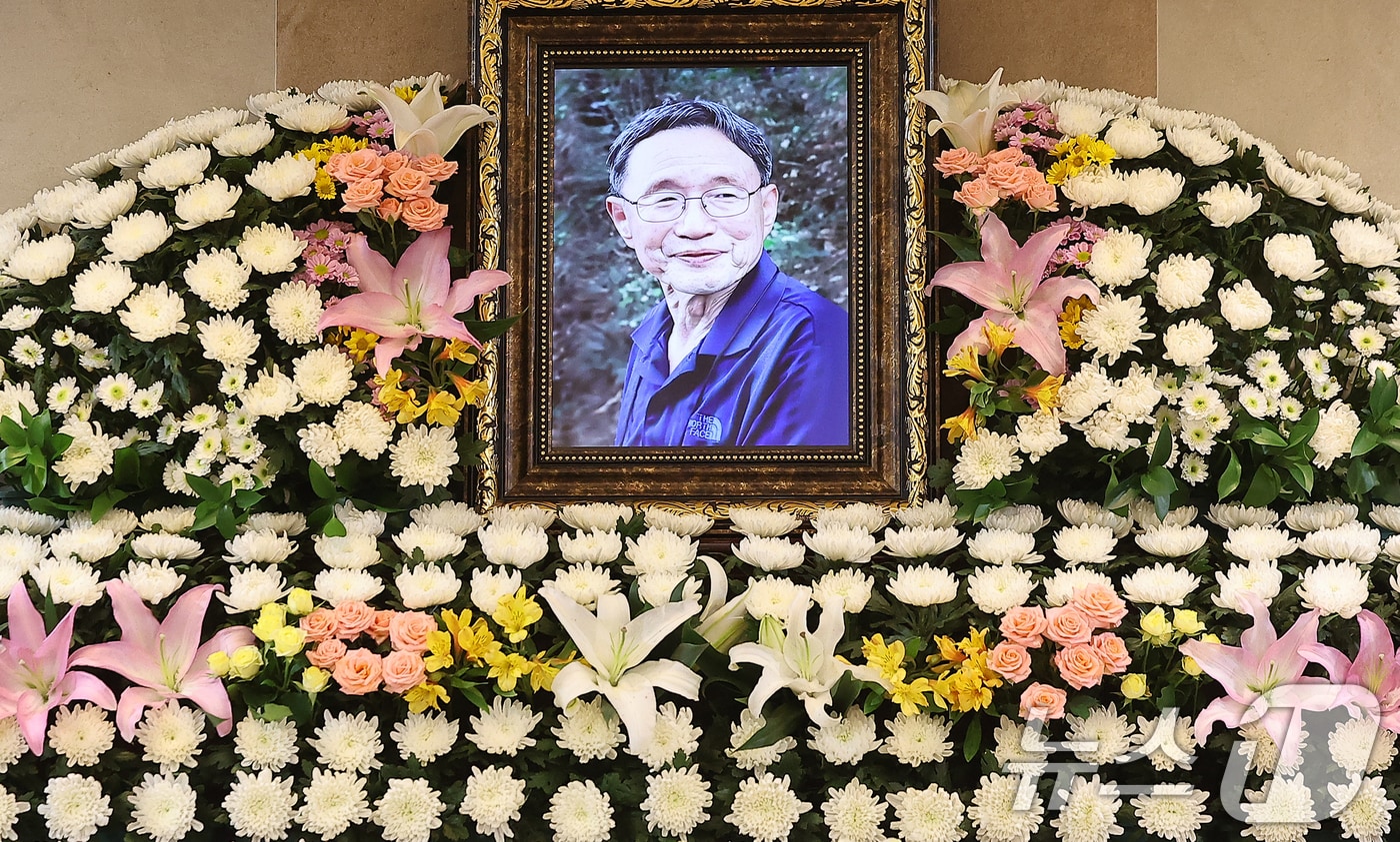 22일 오후 서울 종로구 서울대학교 병원 장례식장에 시집 '농무', '가난한 사랑노래' 등을 쓴 문단의 원로 故 신경림 시인의 빈소가 마련돼 있다.  2024.5.22/뉴스1 ⓒ News1 김진환 기자