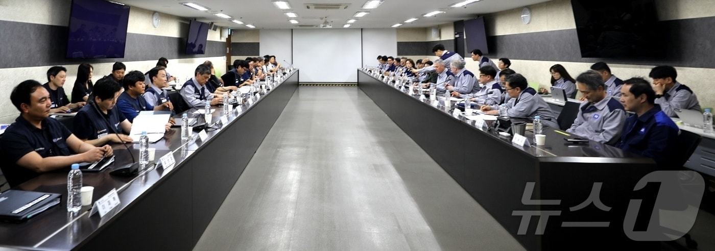 한국GM 첫 상견례 사진&#40;전국금속노동조합 한국GM지부 제공&#41;/뉴스1