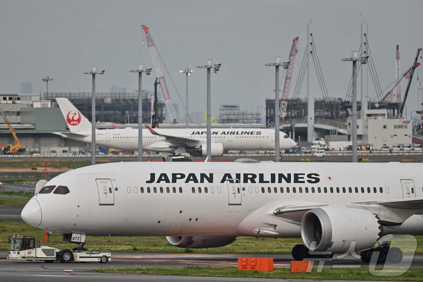 일본 도쿄 하네다 국제공항에서 일본항공 여객기가 활주로를 따라 이동하고 있다. 2024.04.11/ ⓒ AFP=뉴스1