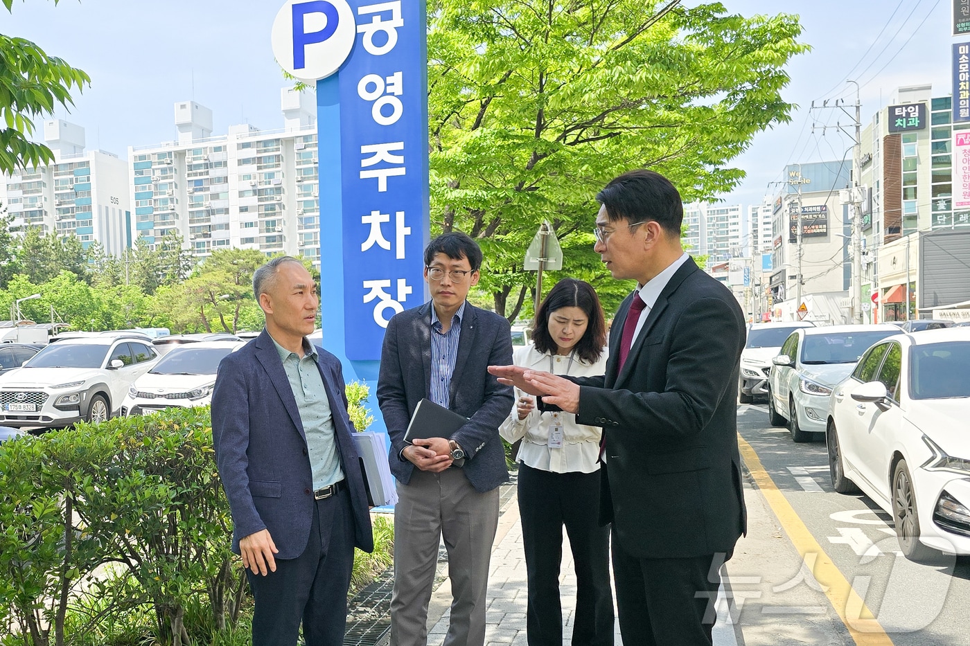 울산광역시의회 방인섭 의원이 23일 남구 삼산동 평창현대 앞 공영주차장 확충 현장을 점검하고 있다. &#40;시의회 제공&#41;