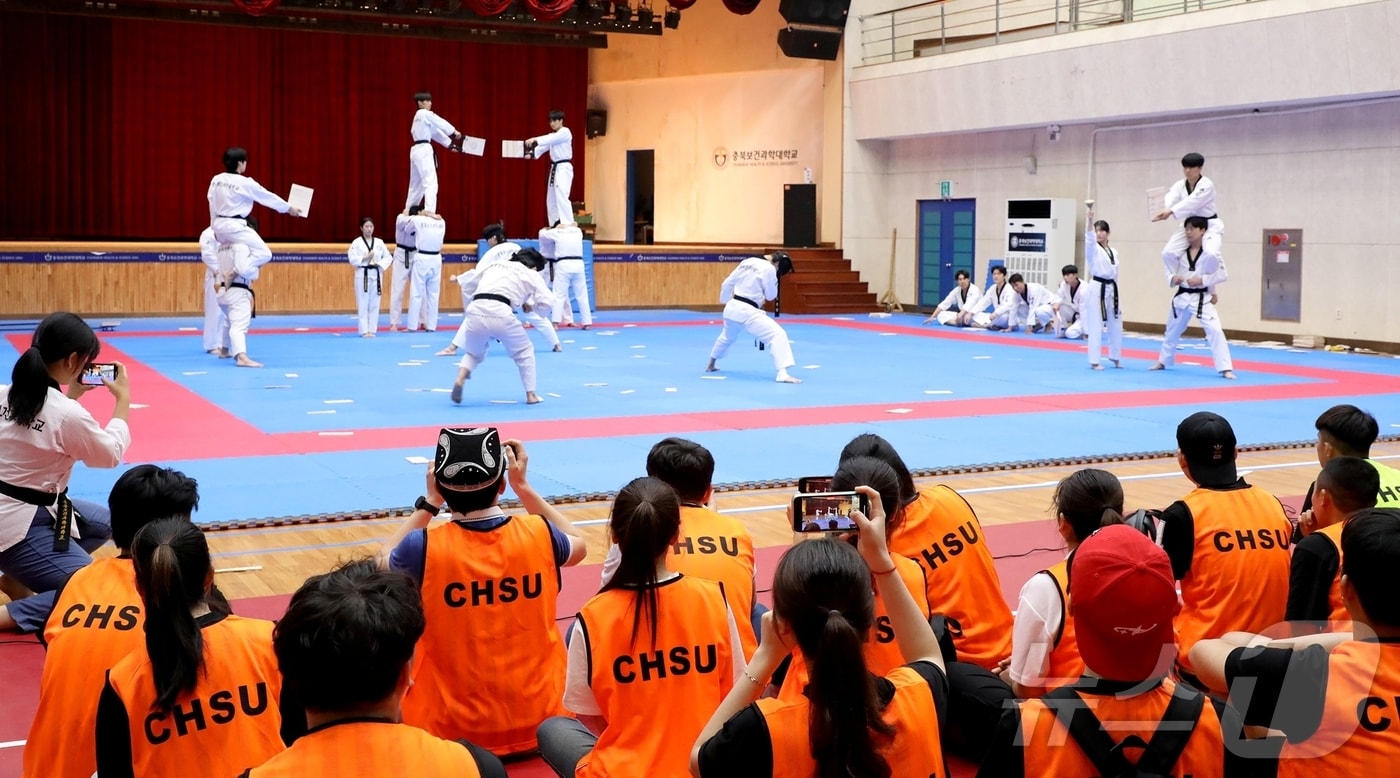 충북보건과학대학교가 23일 외국인 유학생과 한국어학당 학생 한마음 체육대회를 진행한 가운데, 학생들이 태권도외교과의 시범을 보고 있다.(충북보건과학대 제공)/뉴스1