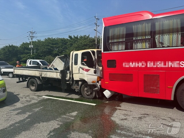 23일 오전 10시쯤 부산 사상구 한 삼거리에서 3중 추돌사고가 발생했다.(부산 사상경찰서 제공) 