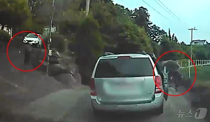 지난 22일 오후 4시28분 즈음 서귀포시 중문관광단지 인근에서 불법체류자들이 경찰 추적을 피해 달아나고 있다. 경찰은 도주자 4명 중 40대 중국인 A씨를 체포했다.(제주경찰청 기동순찰대 제공)