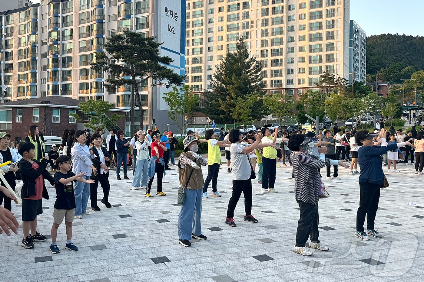 전북자치도 무주군이 23일 주민 200여명이 참여한 가운데 &#39;한마음 치매 극복 건강 걷기 대회&#39;를 개최했다.&#40;무주군 제공&#41;