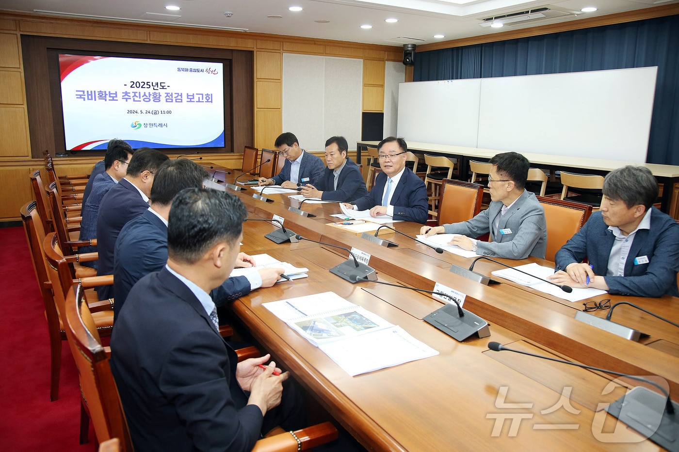 창원시 간부 공무원들이 24일 시청에서 국비확보 추진상황 점검 보고회를 갖고 시정 주요 사업에 대한 국비 확보 방안을 논의하고 있다.&#40;창원시 제공&#41;