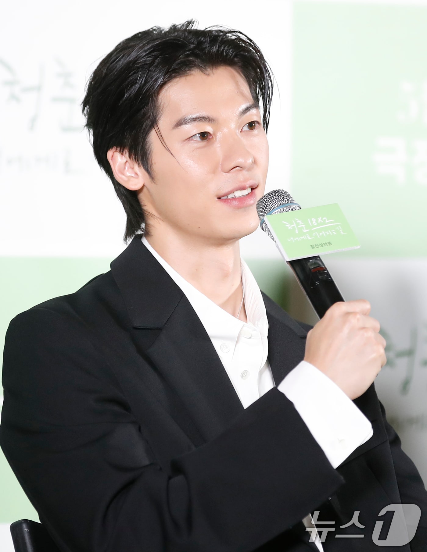 배우 허광한이 24일 서울 강남구 코엑스 메가박스에서 열린 영화 '청춘 18X2 너에게로 이어지는 길' 기자간담회에서 인사말을 하고 있다. '청춘 18X2 너에게로 이어지는 길'은 열여덟, 그때 대만에서 시작된 첫사랑을 찾아 일본으로 떠난 서른여섯 나의 여정을 그린 감성 로맨스 영화이다. 2024.5.24/뉴스1 ⓒ News1 권현진 기자