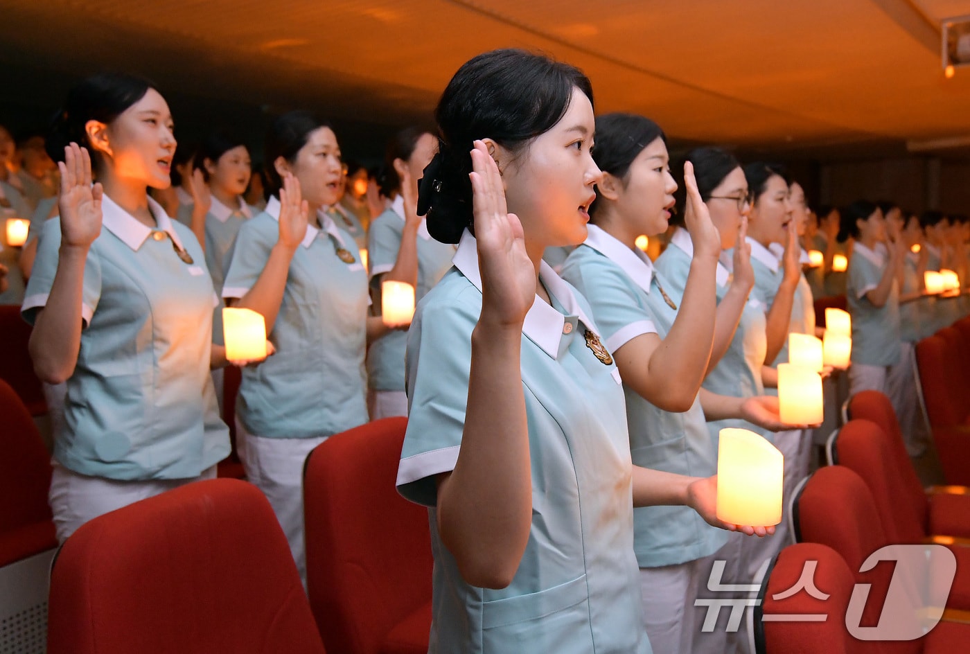 24일 오후 대구 북구 영진전문대 국제세미나실에서 열린 제38회 나이팅게일 선서식에서 임상실습에 나서는 간호학과 학생들이 나이팅게일 선서를 하고 있다. &#40;영진전문대 제공&#41; 2024.5.24/뉴스1 ⓒ News1 공정식 기자