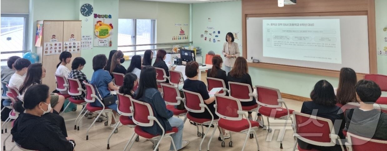 충북도교육청 국제교육원은 다문화가정 학생과 학부모를 대상으로 ‘2024 취학·진학·진로 및 자녀교육 설명회’를 6월 8일까지 진행한다.(충북교육청 제공)/뉴스1