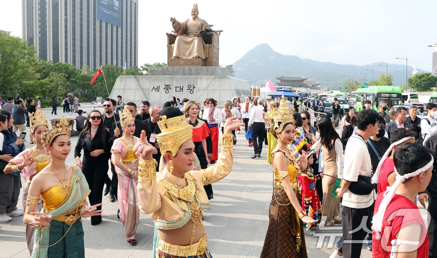 24일 서울 광화문광장에서 열린 서울세계도시문화축제에서 세계 전통의상 퍼레이드가 열리고 있다. 올해 축제는 &#39;문화로 동행&#40;同行&#41;하는 세계와 서울&#39;을 주제로 광화문광장, 청계광장·청계로 일대에서 이날부터 26일까지 열린다. 2024.5.24/뉴스1 ⓒ News1 김명섭 기자