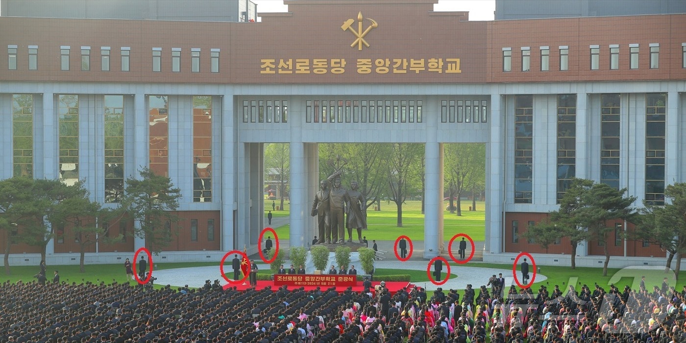 &#40;평양 노동신문=뉴스1&#41; = 노동당 중앙간부학교 준공식. 연설하는 김정은 총비서 주변에 &#39;방탄 가방&#39;을 든 경호원들이 배치돼 있다. [국내에서만 사용가능. 재배포 금지. DB 금지. For Use Only in the Republic of Korea. Redistribution Prohibited] rodongphoto@news1.kr